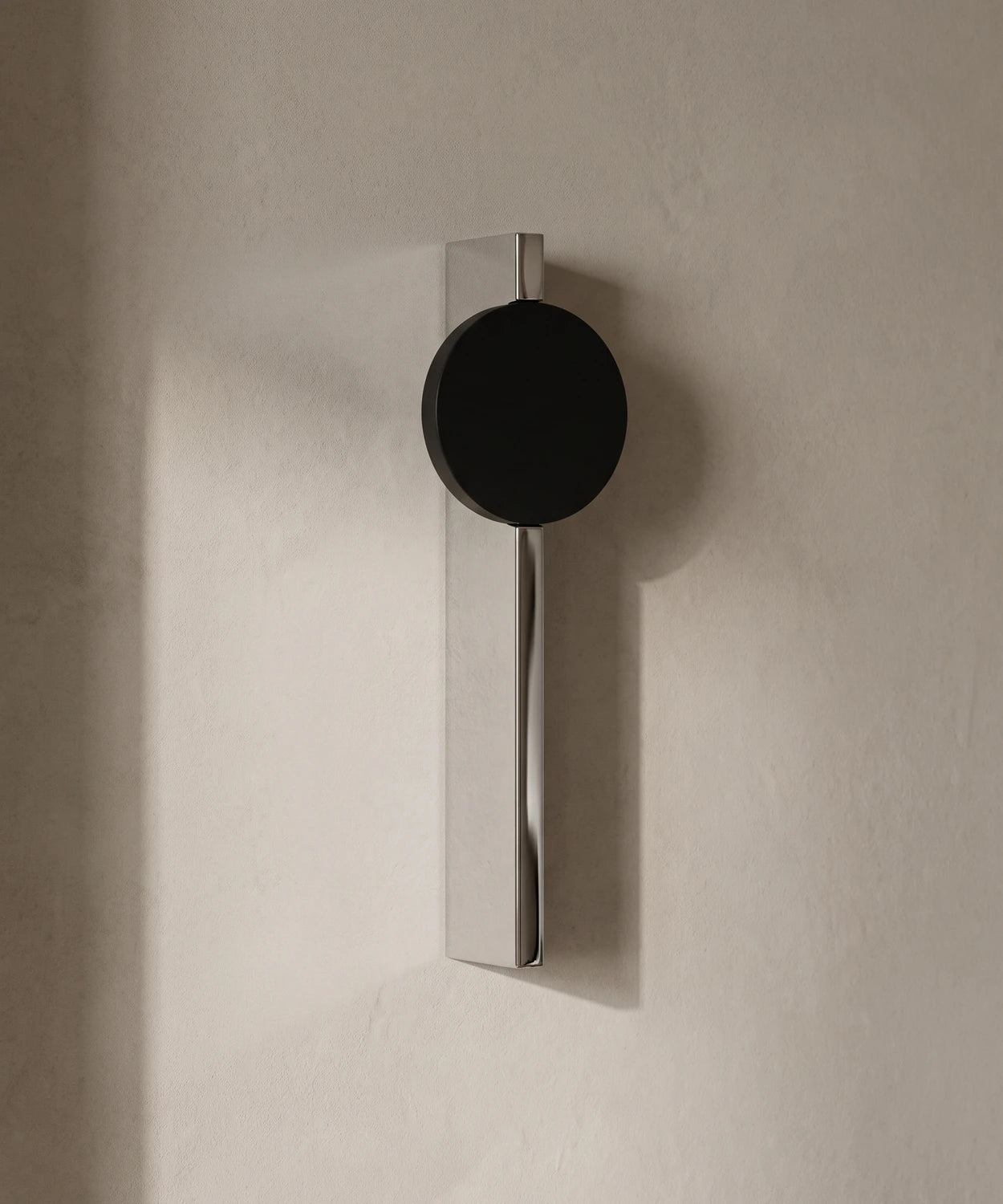 Applique murale effet de lumière : plaque droite en inox chromé et disque noir