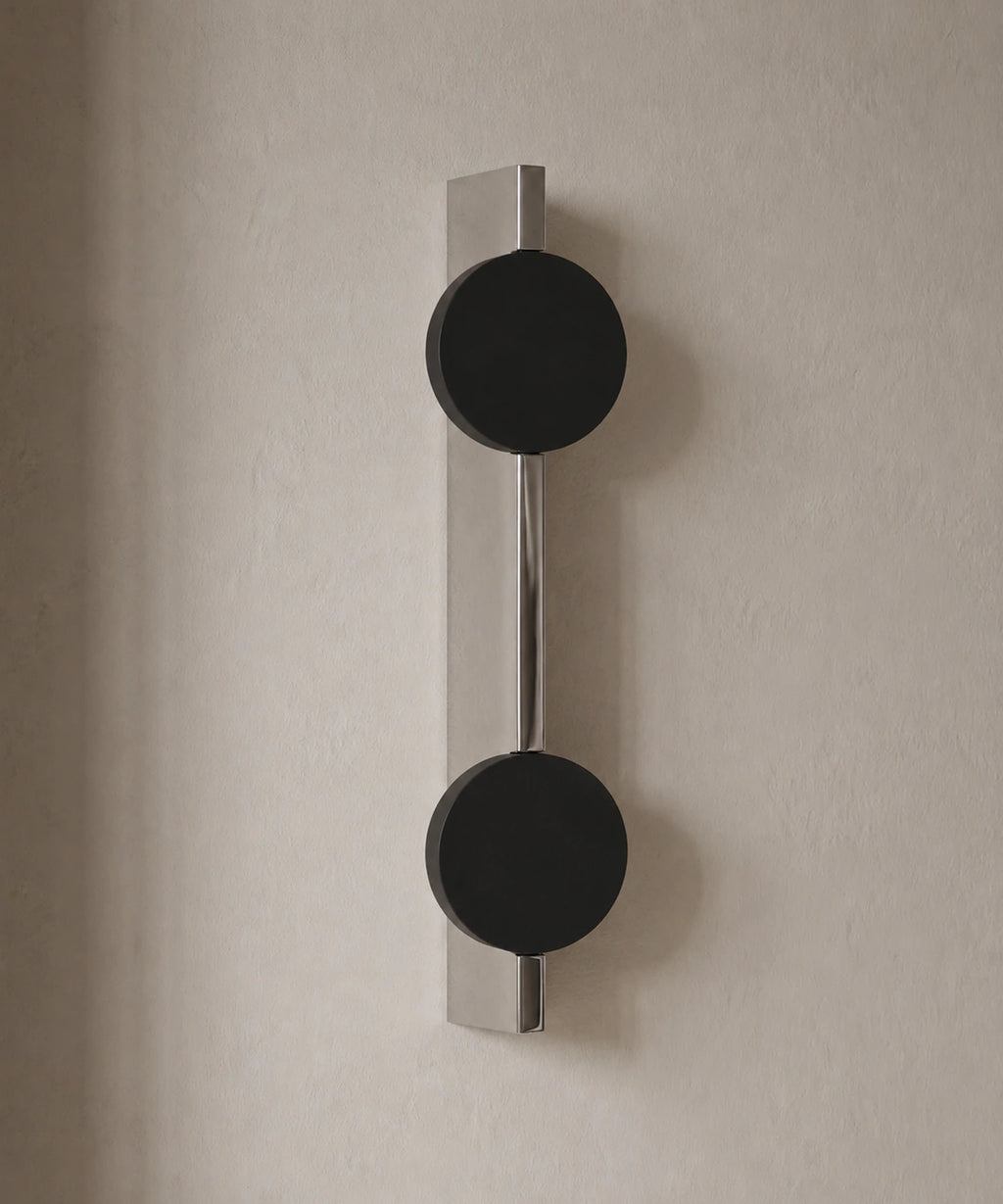 Applique murale effet de lumière à deux disques noirs sur plaque chromée, éteinte