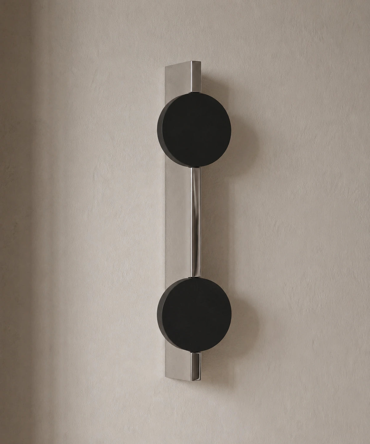 Applique murale effet de lumière à deux disques noirs sur plaque chromée, éteinte