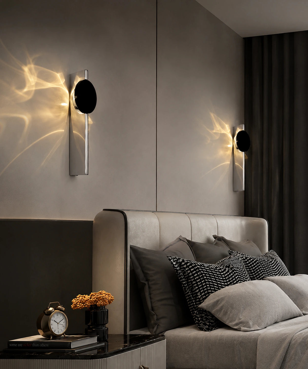 Deux appliques murales à effet de lumière encadrant une tête de lit en cuir