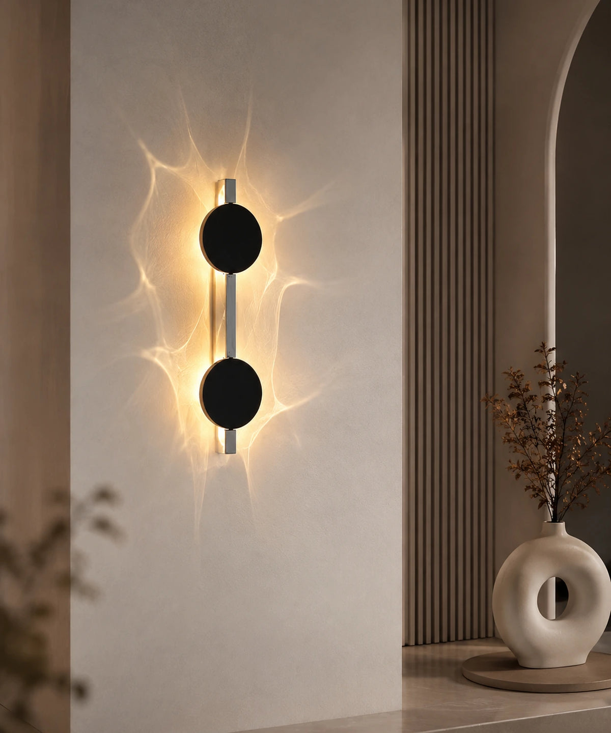 Applique murale effet de lumière à deux disques allumée dans un couloir à claustra
