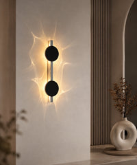 Applique murale effet de lumière à deux disques allumée dans un couloir à claustra