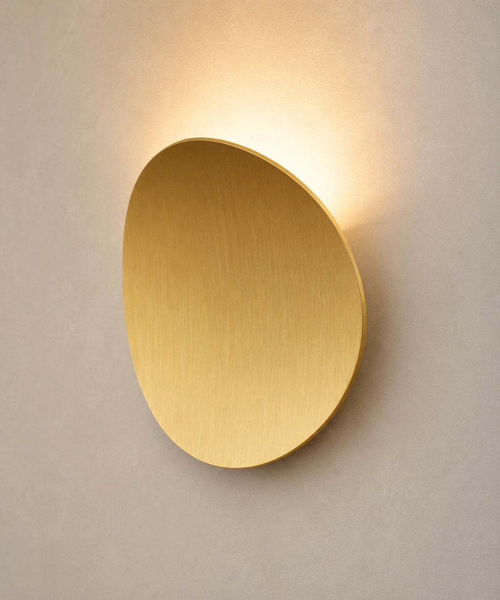Applique murale forme galet en aluminium or brossé, halo de lumière au-dessus et au-dessous