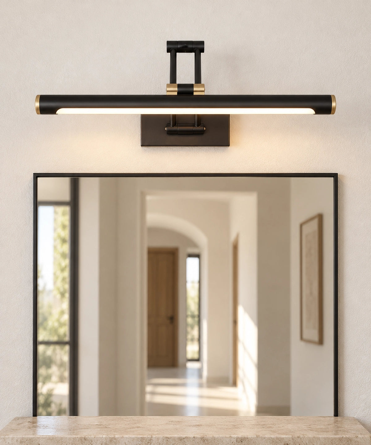 Applique murale LED noire à double bras articulé, centrée au-dessus d’un miroir rectangulaire