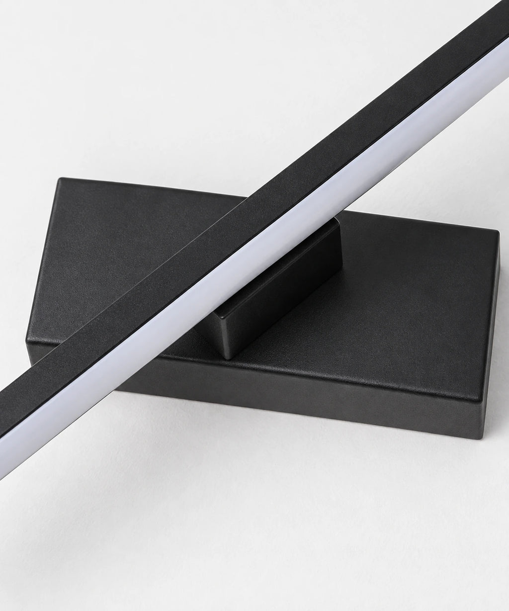 Détail du pivot court et du diffuseur de l’applique murale LED orientable noire