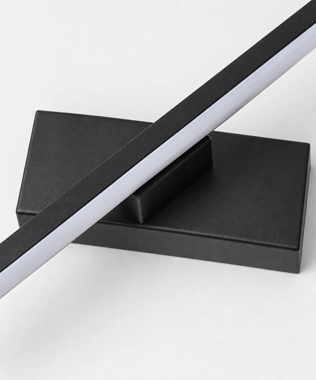 Détail du pivot court et du diffuseur de l’applique murale LED orientable noire