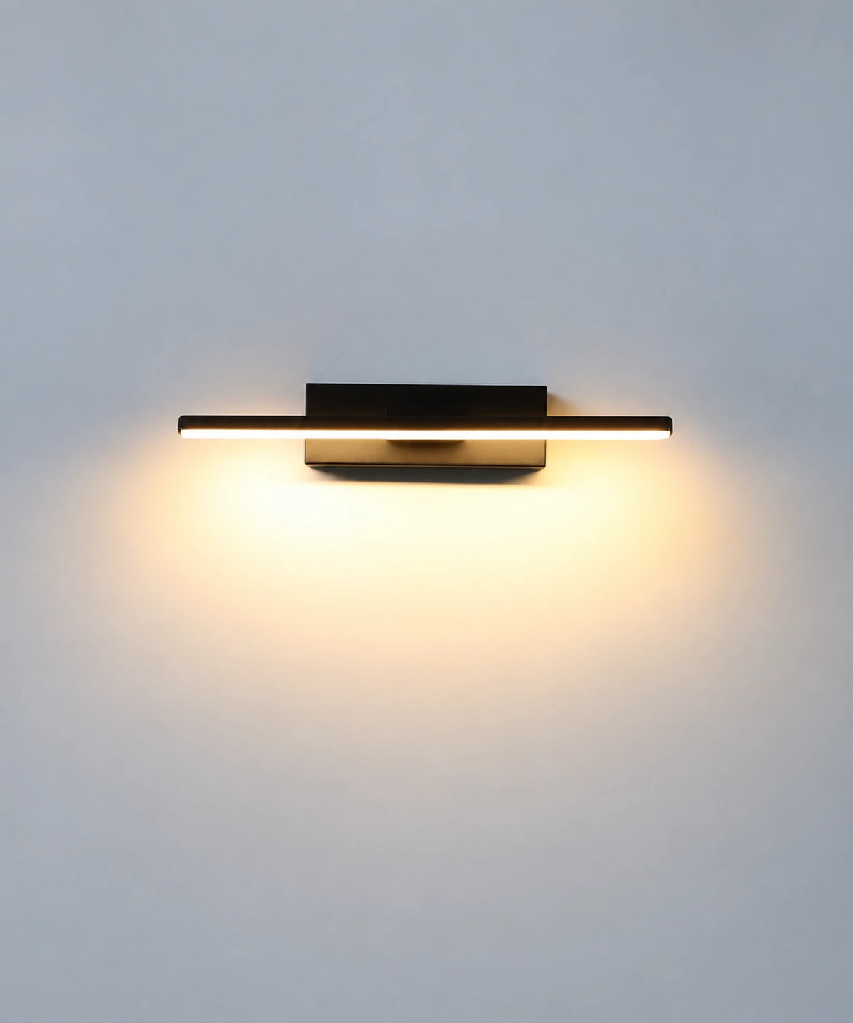 Applique murale LED noire en position horizontale, avec une lumière diffusée sur le mur