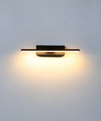 Applique murale LED noire en position horizontale, avec une lumière diffusée sur le mur