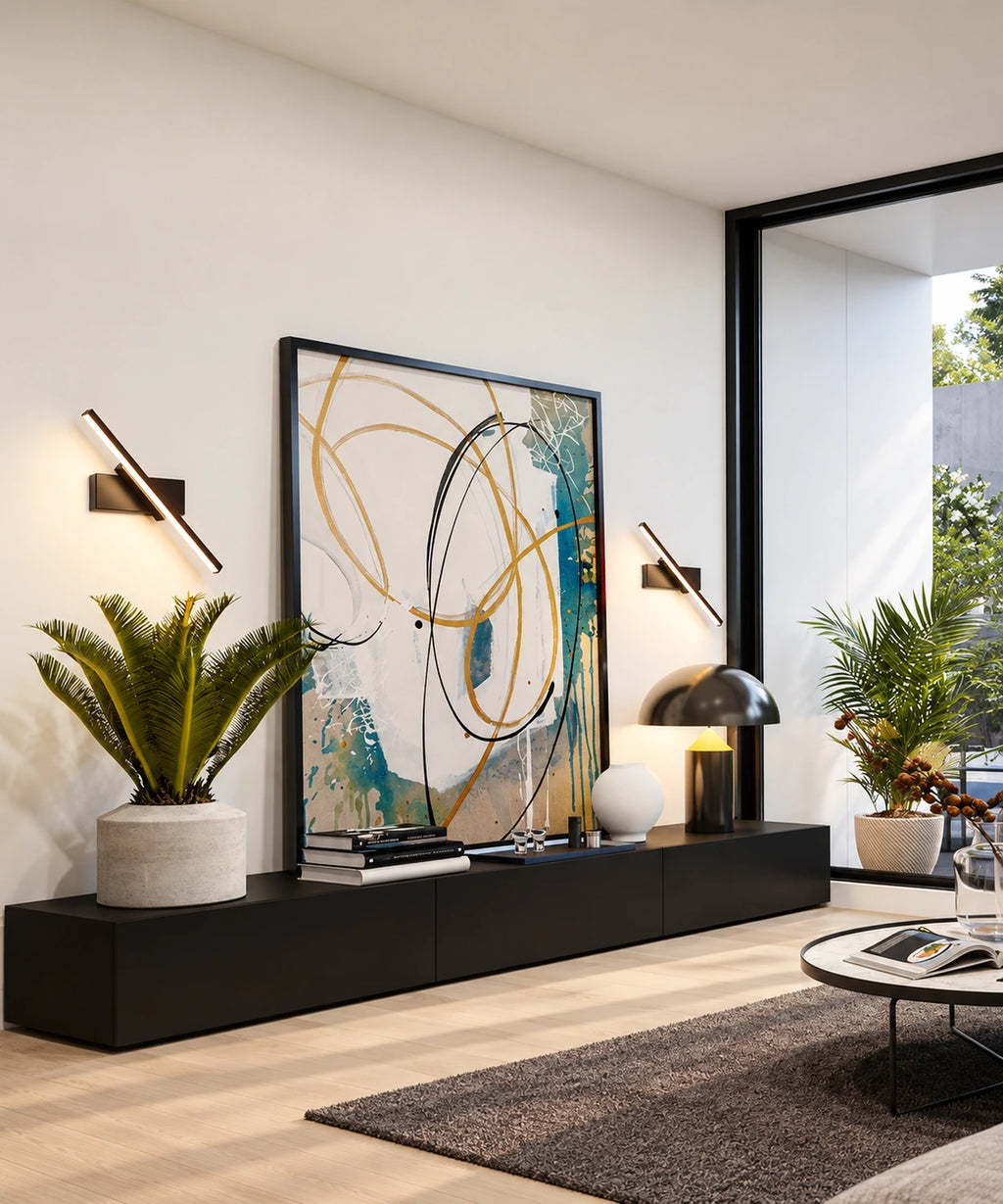 Deux appliques LED orientables noires encadrent un tableau au-dessus d’un meuble de salon