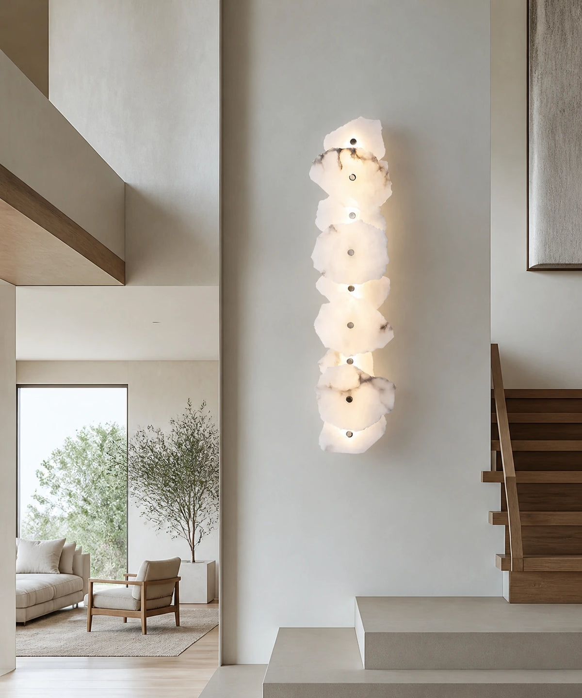 Grande applique murale en marbre blanc à neuf plaques dans un séjour à double hauteur