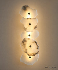 Applique murale en marbre blanc à cinq plaques, 47 cm de haut, allumée
