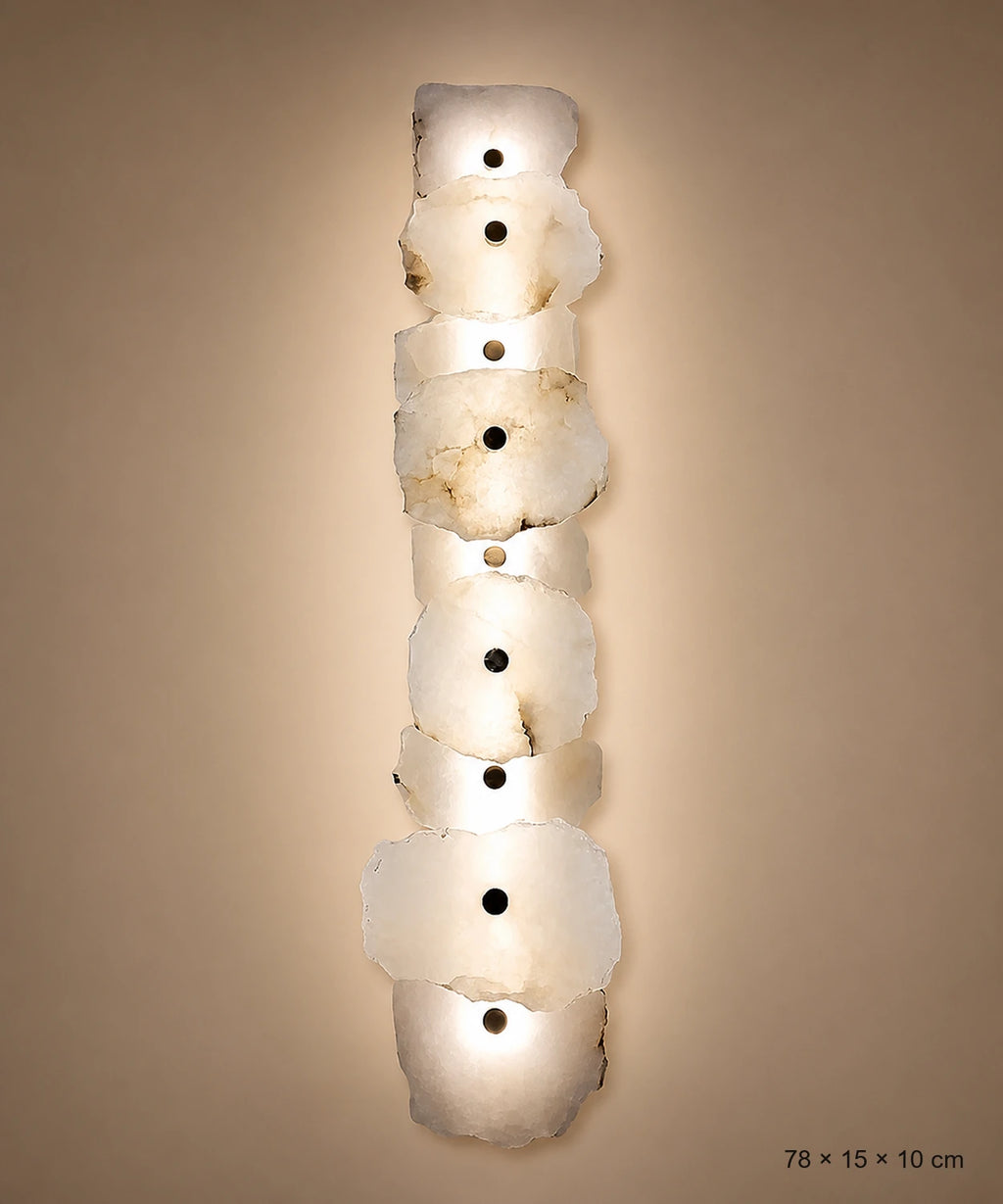 Applique murale en marbre blanc à neuf plaques, 78 cm de haut, sur barre de laiton