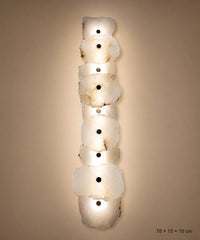 Applique murale en marbre blanc à neuf plaques, 78 cm de haut, sur barre de laiton