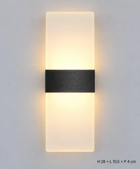 Applique noire vue de face, dimensions 28 × 10,5 × 4 cm
