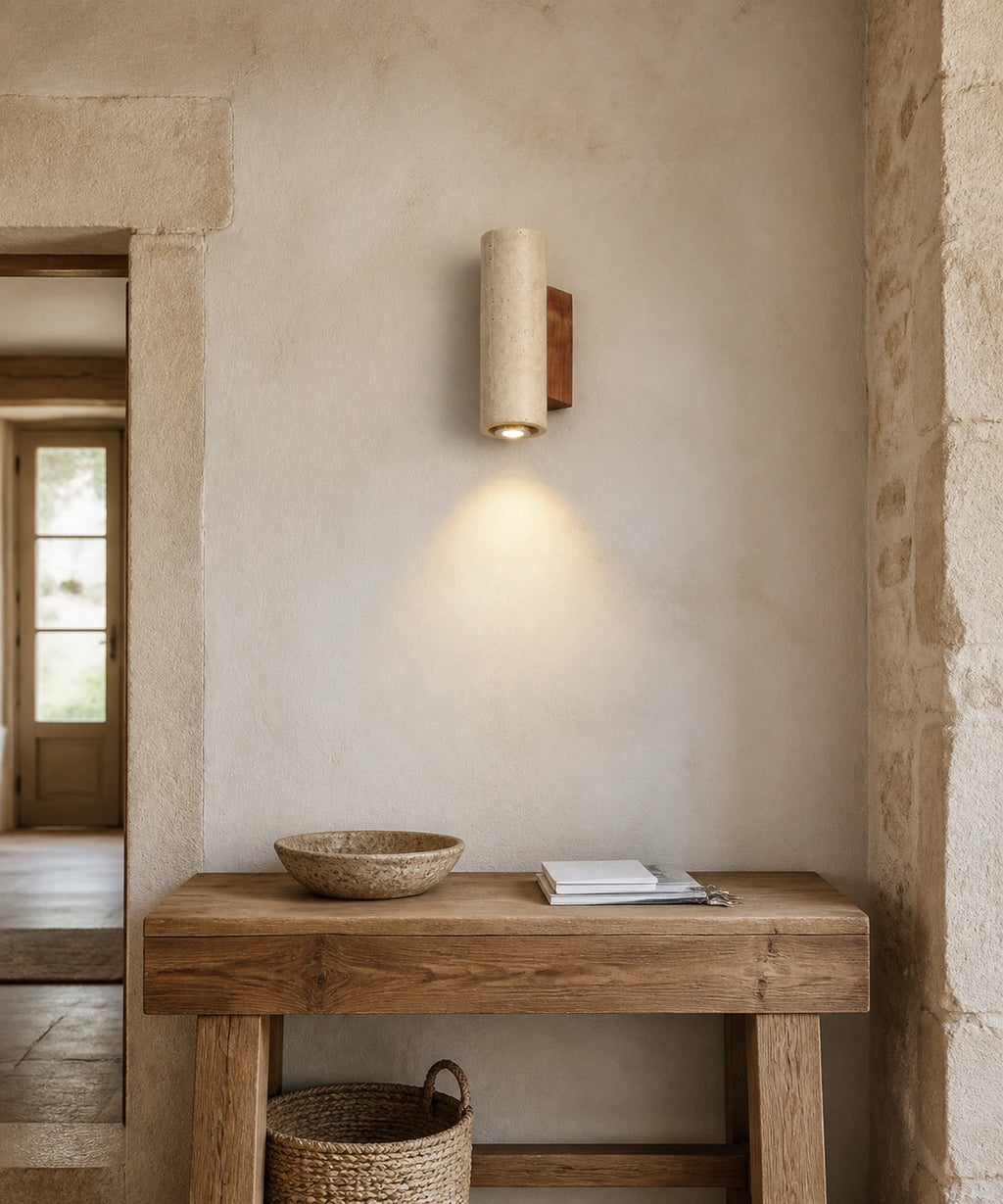 Applique murale en pierre naturelle, au-dessus d'une console en bois brut, dans une entrée