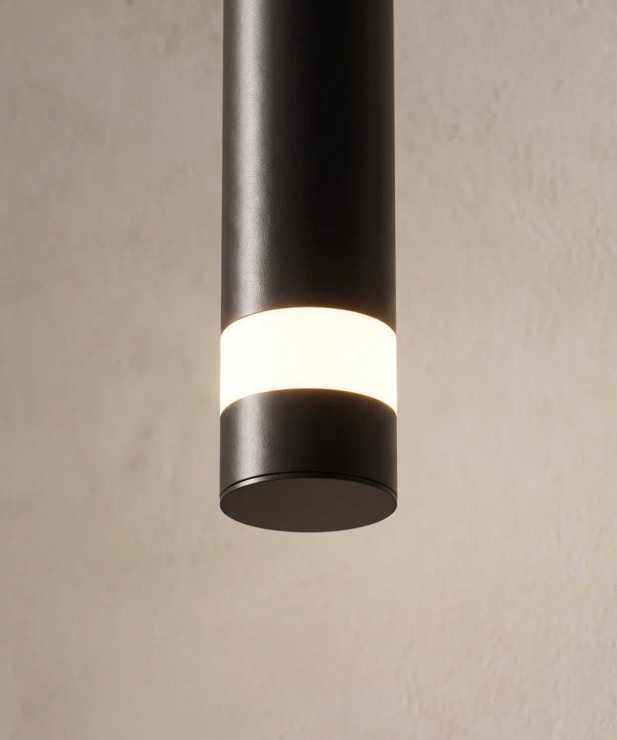 Gros plan sur l'anneau diffuseur LED au bas du tube suspendu