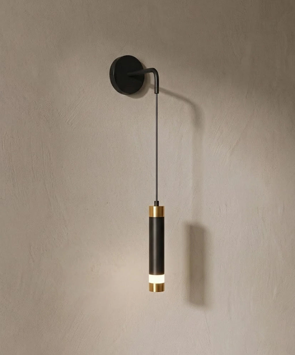 Applique murale tube suspendu, tube noir à bagues dorées sur mur en enduit