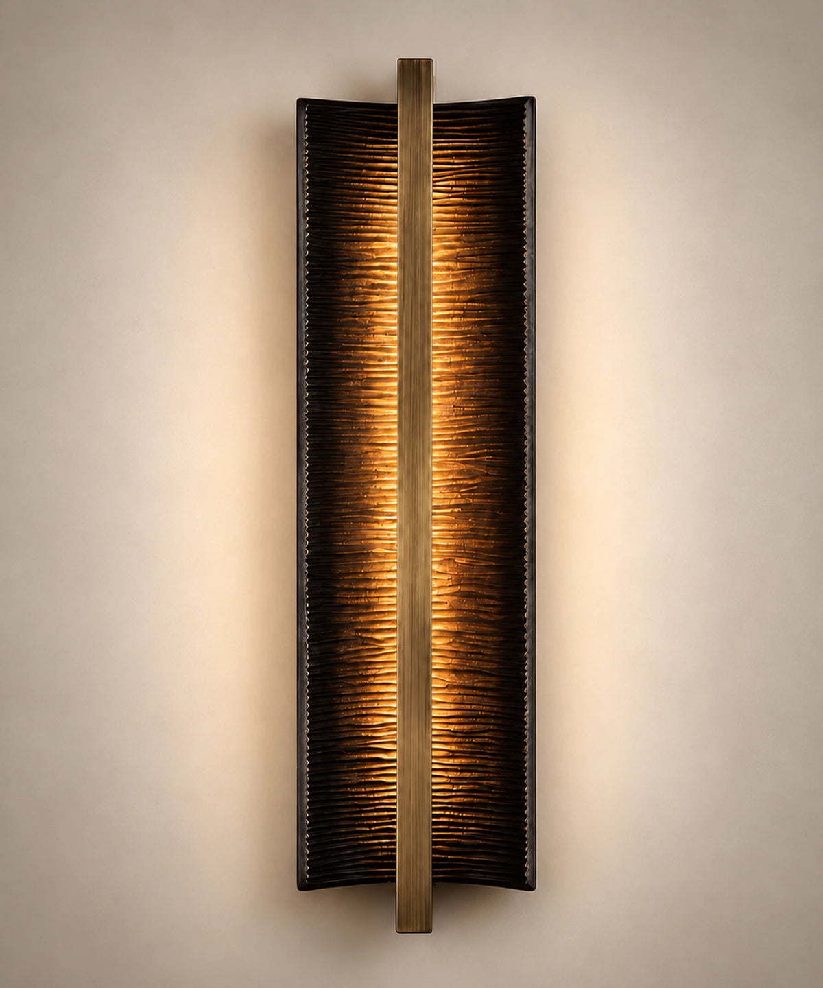 Applique murale verticale design de 57 cm, ailes nervurées bronze et barre centrale brossée