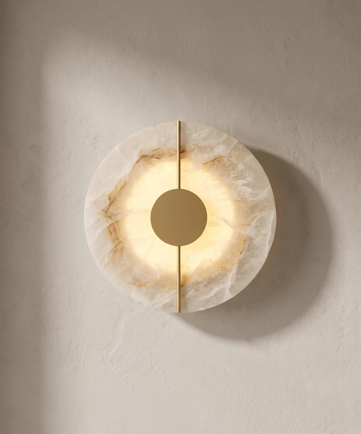 Applique ronde en albâtre allumée, la pierre rayonne autour de la pastille