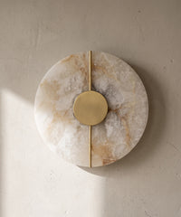 Applique ronde en albâtre veiné Ø 20 cm, barre et pastille en laiton doré