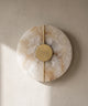 Applique ronde en albâtre veiné Ø 20 cm, barre et pastille en laiton doré