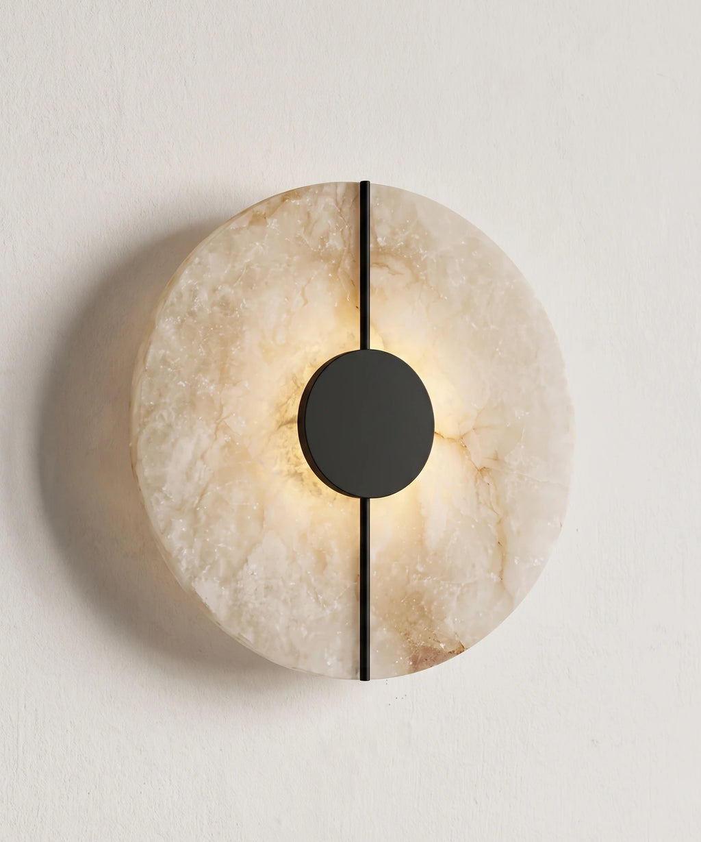 Applique ronde en albâtre à barre traversante et pastille noires