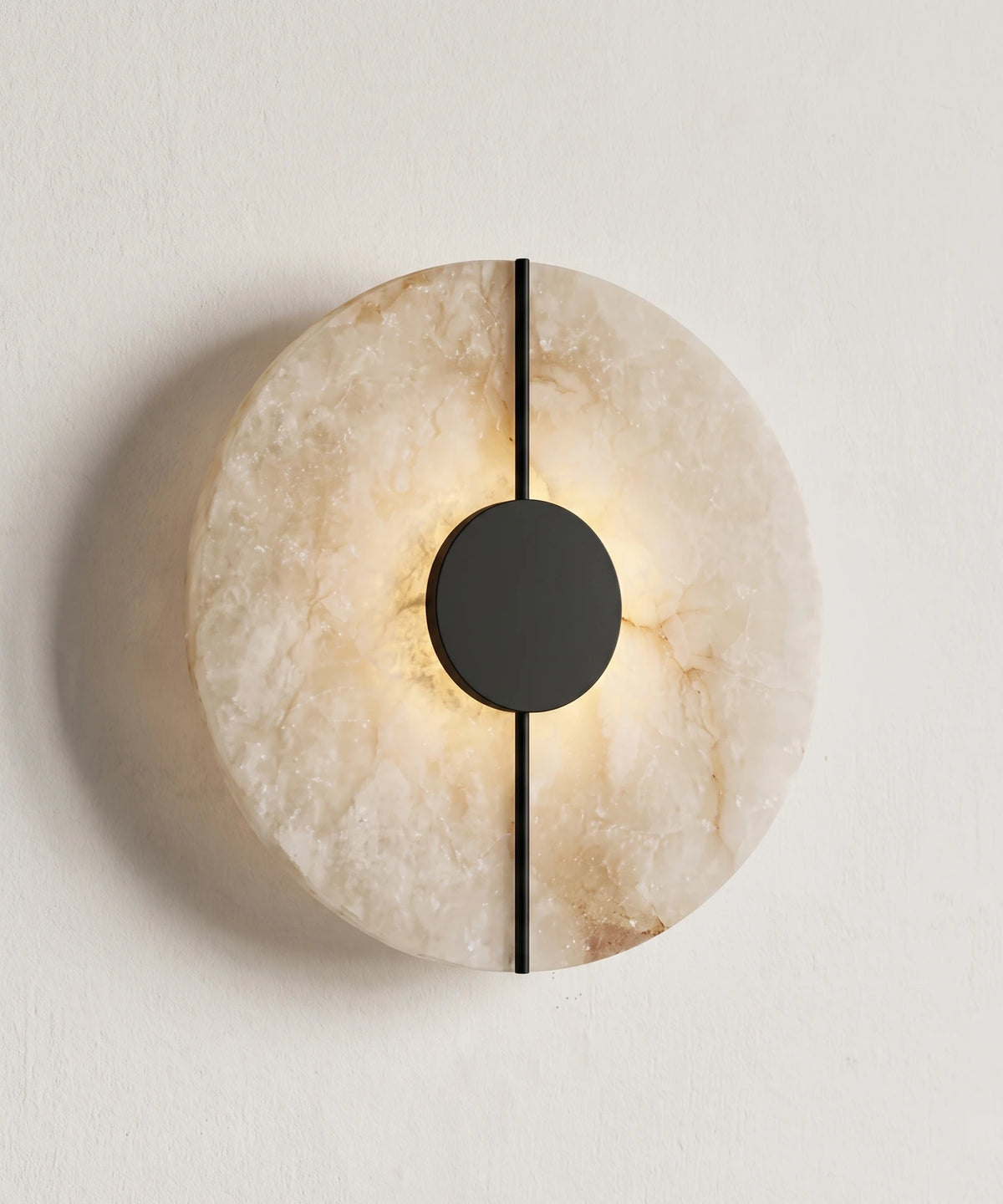 Applique ronde en albâtre à barre traversante et pastille noires
