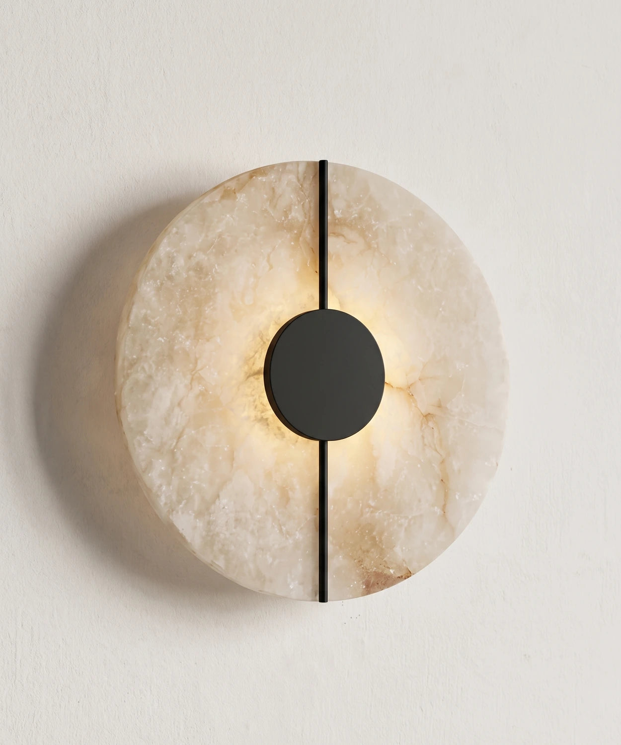 Applique ronde en albâtre à barre traversante et pastille noires