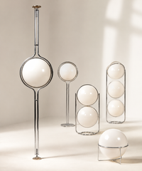 Lampadaire à boule opaline sur pied chromé