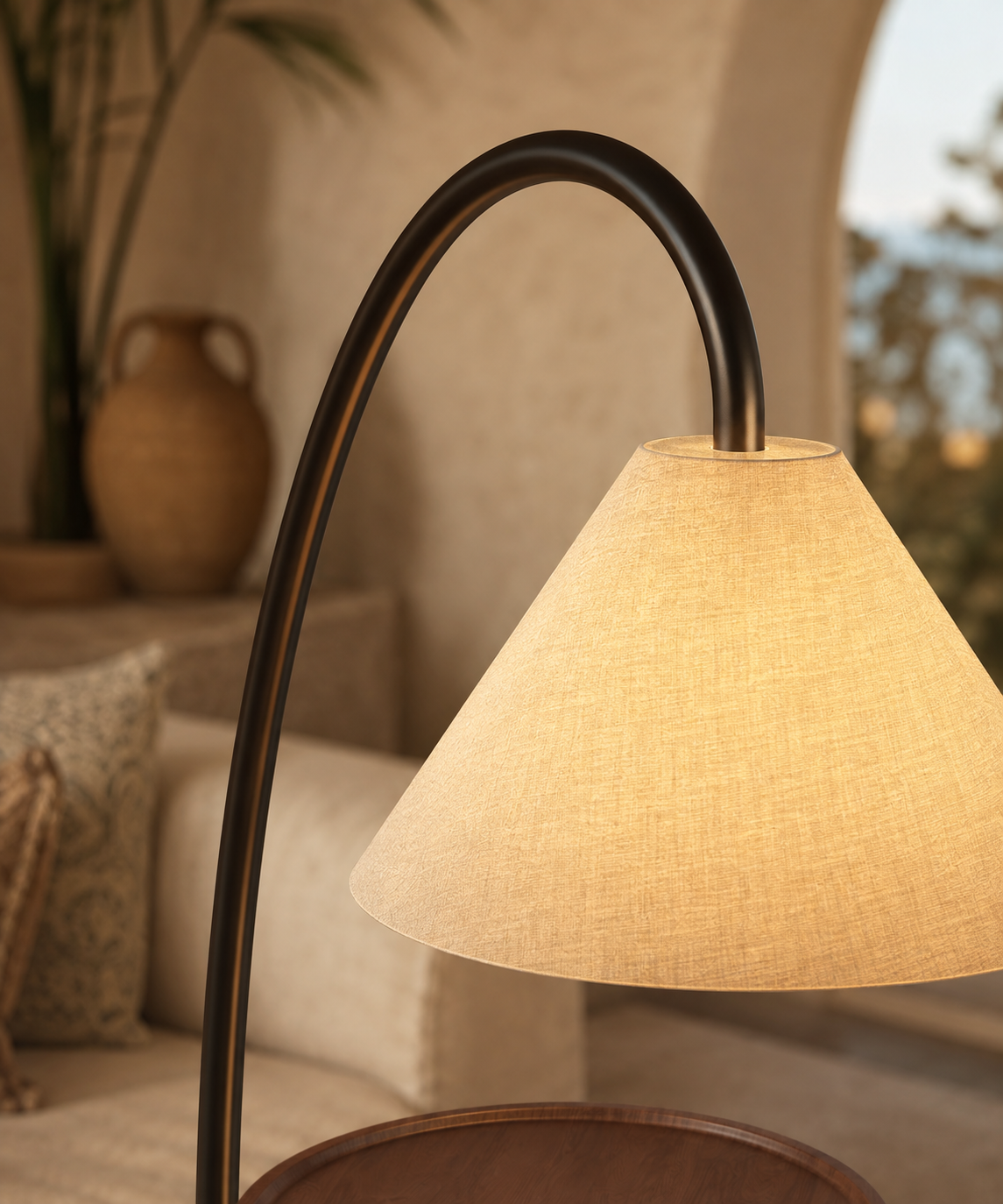 Lampadaire arc avec tablette intégrée