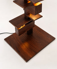 Socle carré et premiers étages du grand lampadaire design, finition noyer, câble noir