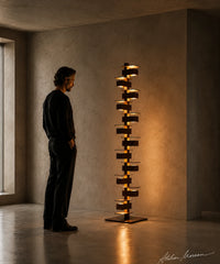 Grand lampadaire design noir mat de 182 cm à côté d’un homme debout dans un intérieur contemporain