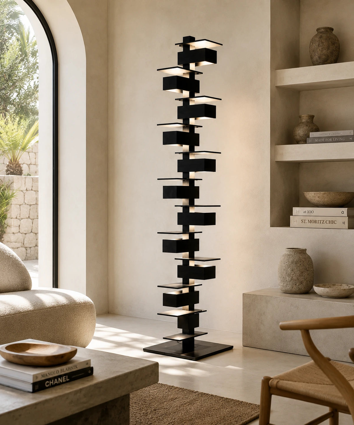Grand lampadaire design noir mat de 182 cm devant une bibliothèque murale, allumé Image