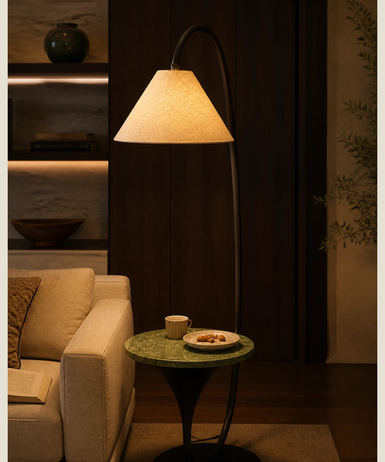 Détail du lampadaire arqué à tablette, métal cintré, tissu et bois massif Image