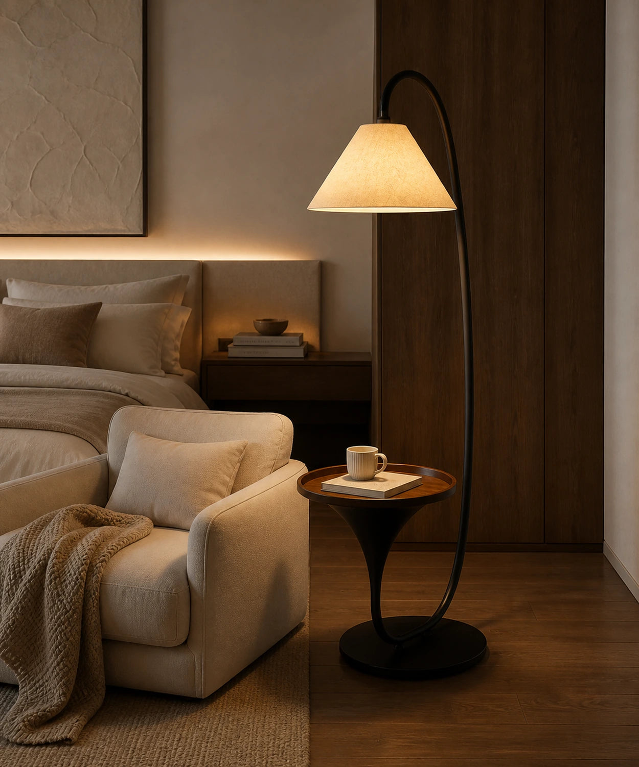 Lampadaire arqué à tablette intégrée dans une chambre Image