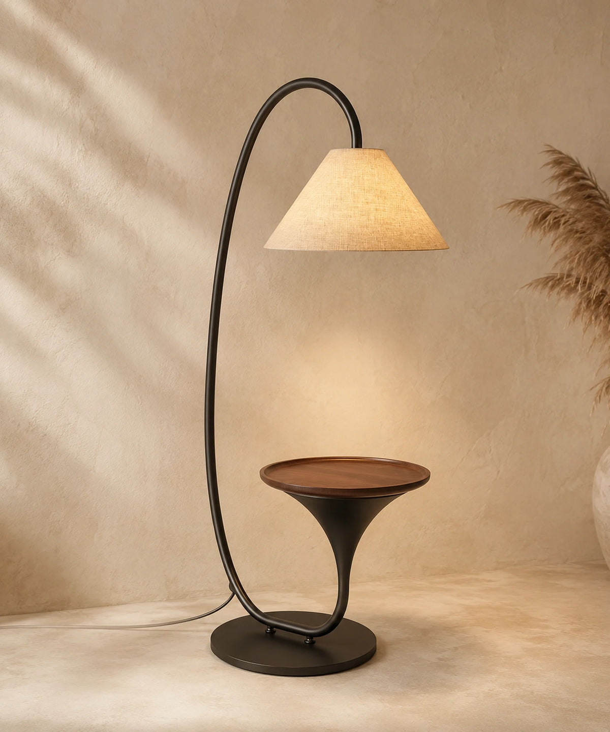 Lampadaire arc avec tablette en bois massif, abat-jour allumé, fond enduit