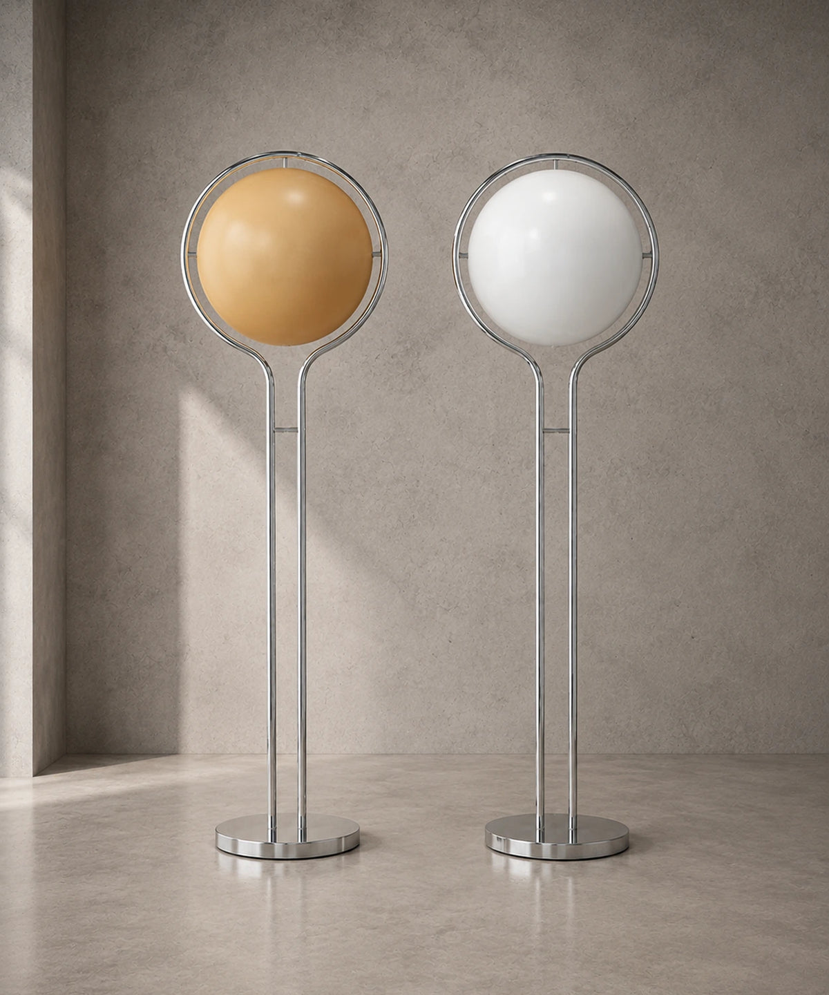 Les deux teintes de globe du lampadaire boule opaline, jaune et blanc, côte à côte
