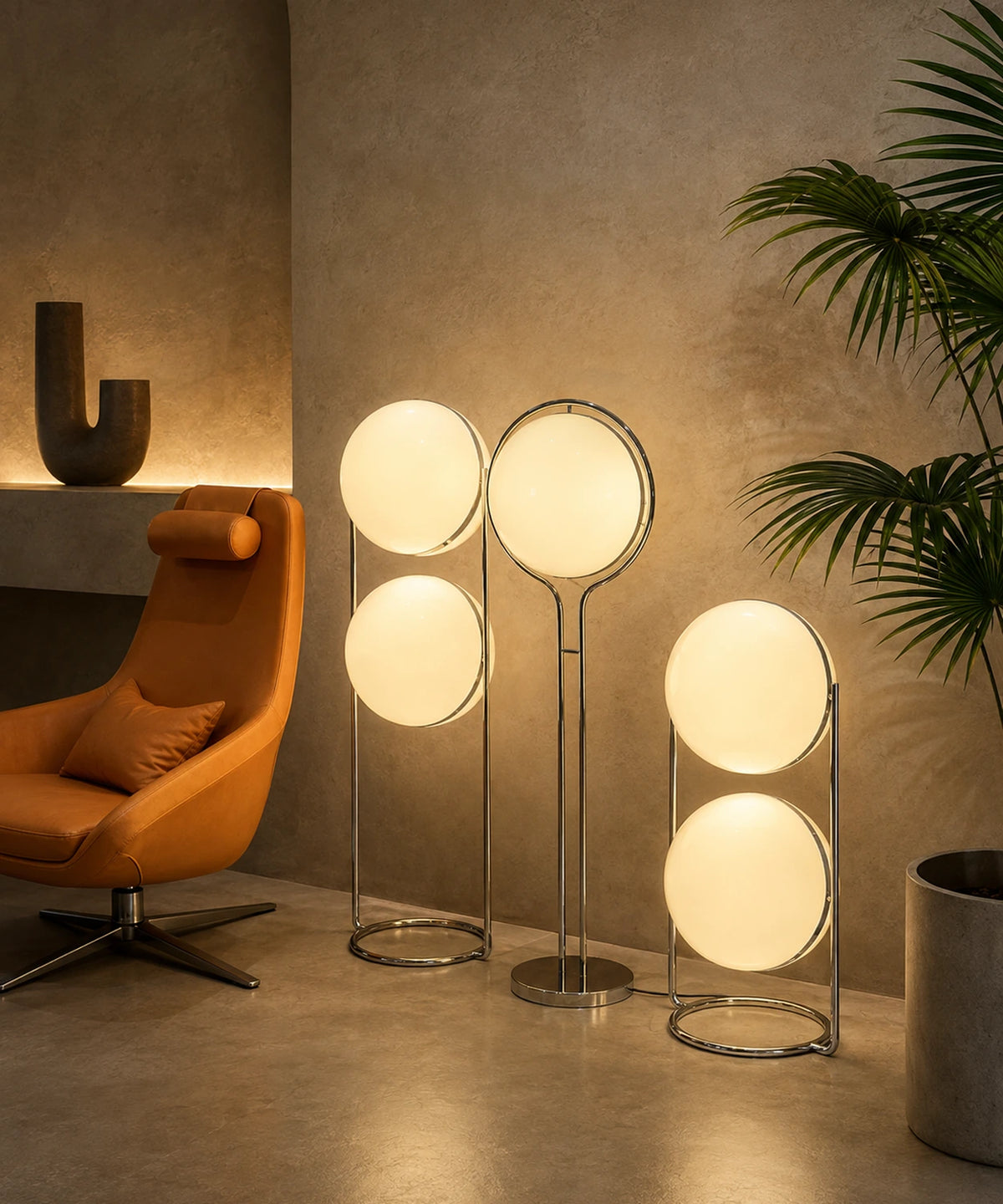 Le lampadaire boule opaline et les lampes de la même famille allumés près d’un fauteuil orange