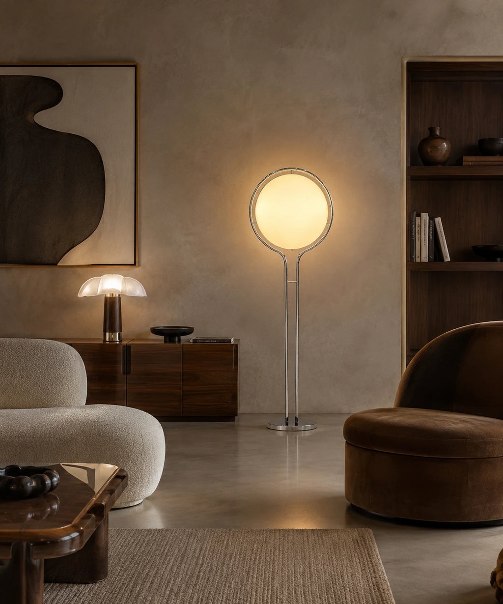 Lampadaire boule opaline en lumière chaude dans un salon aux murs enduits