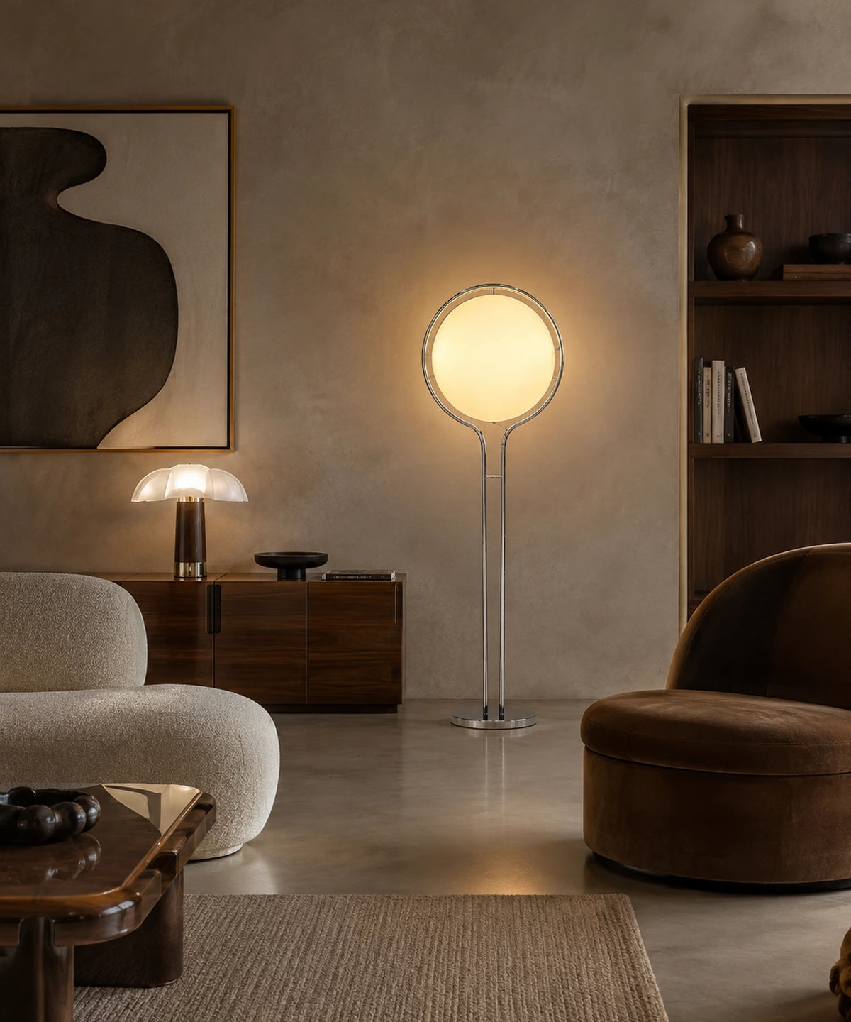 Lampadaire boule opaline en lumière chaude dans un salon aux murs enduits