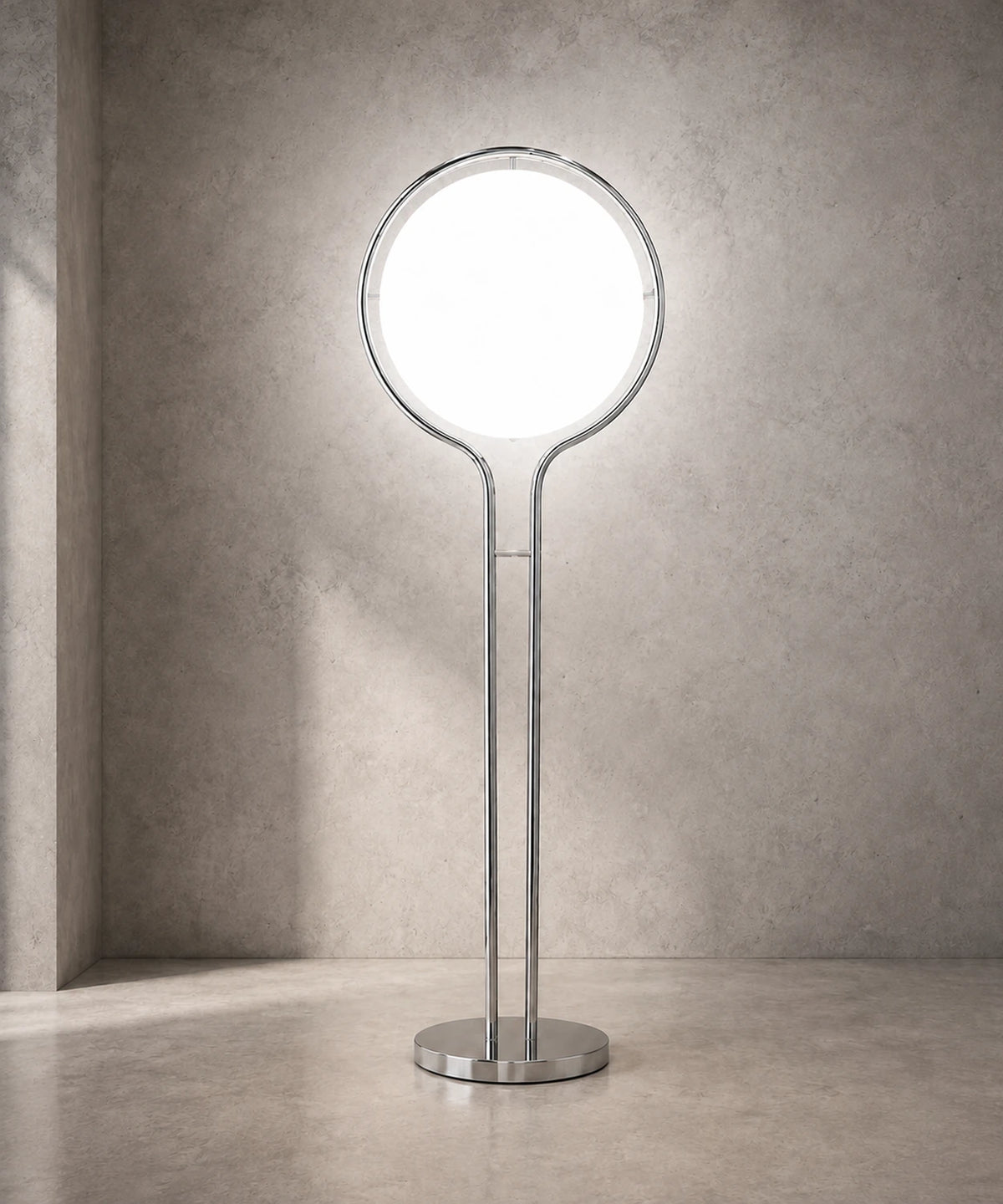 Lampadaire boule opaline, globe blanc allumé sur pied chromé, fond studio