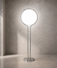 Lampadaire boule opaline, globe blanc allumé sur pied chromé, fond studio