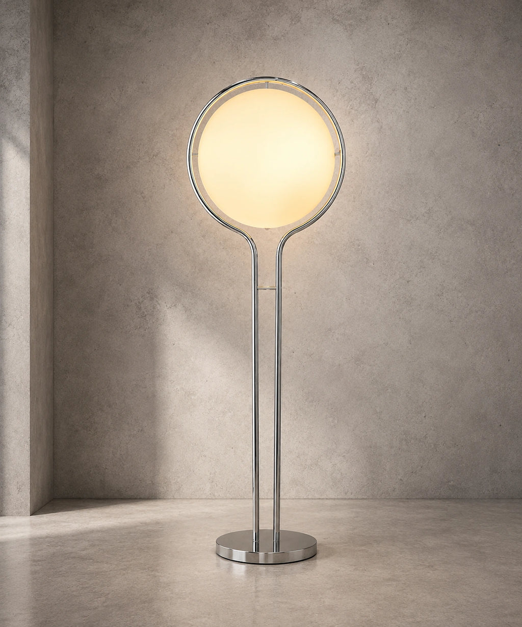Lampadaire boule opaline, globe jaune allumé sur pied chromé, fond studio