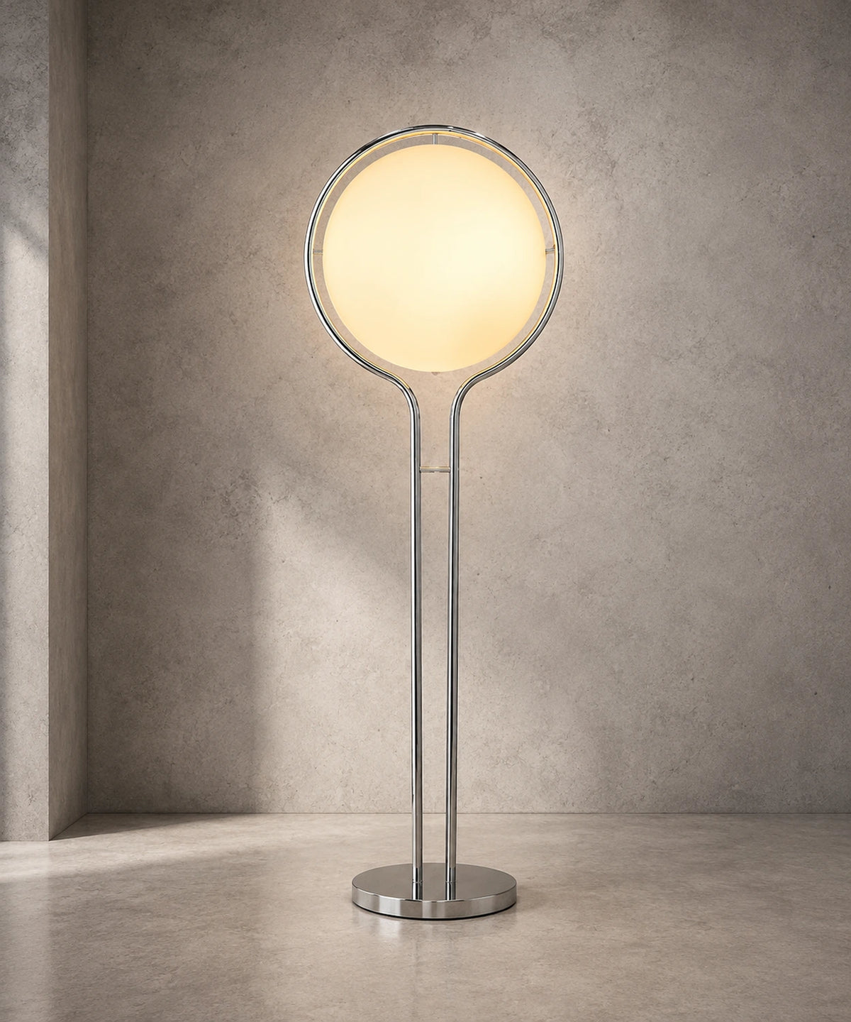 Lampadaire boule opaline, globe jaune allumé sur pied chromé, fond studio