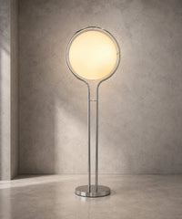 Lampadaire boule opaline, globe jaune allumé sur pied chromé, fond studio