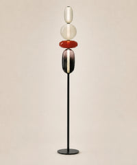 Lampadaire à quatre boules de verre teinté, accord C, dominante rouge