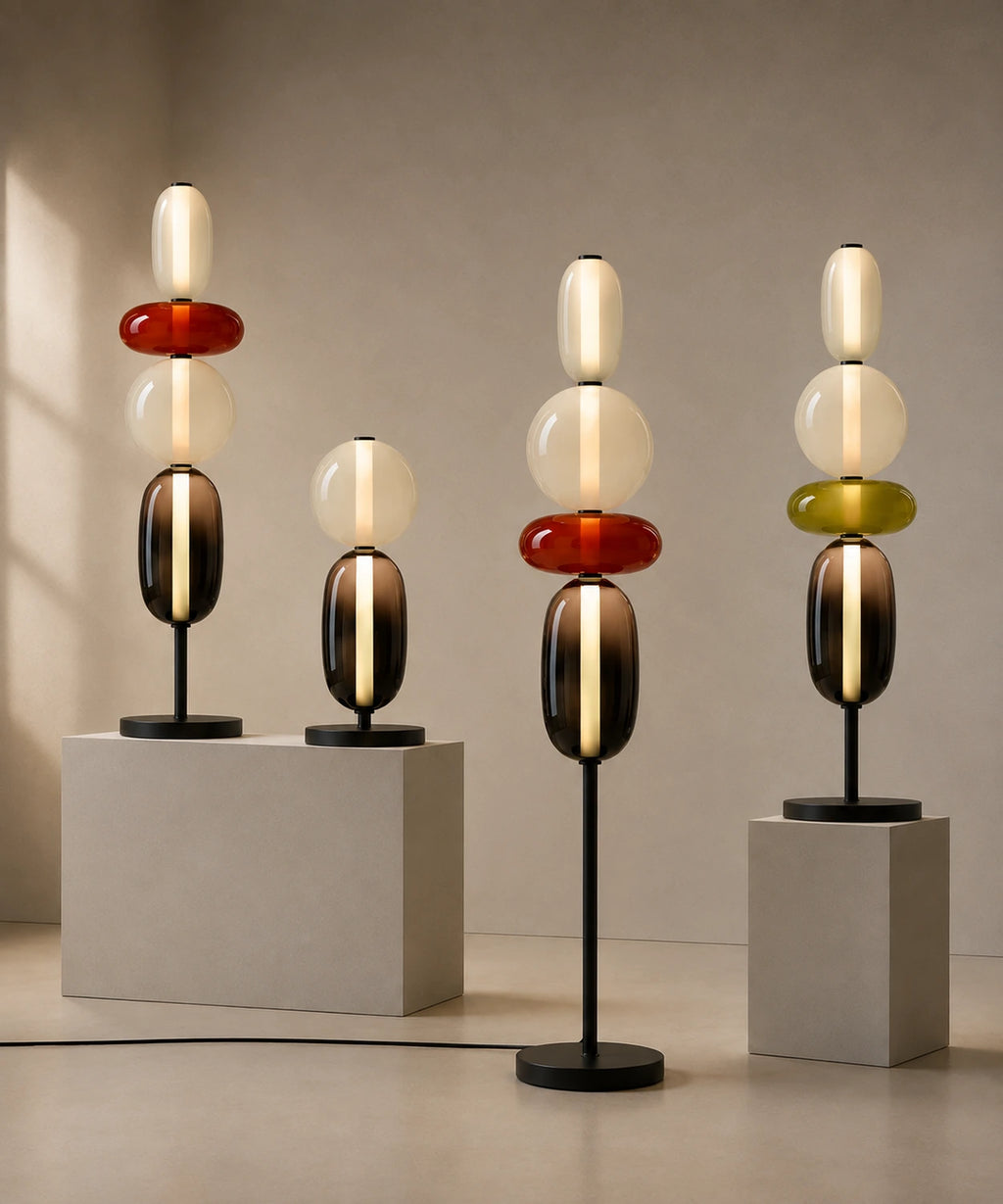 Les quatre accords du lampadaire boules de verre présentés ensemble sur socles