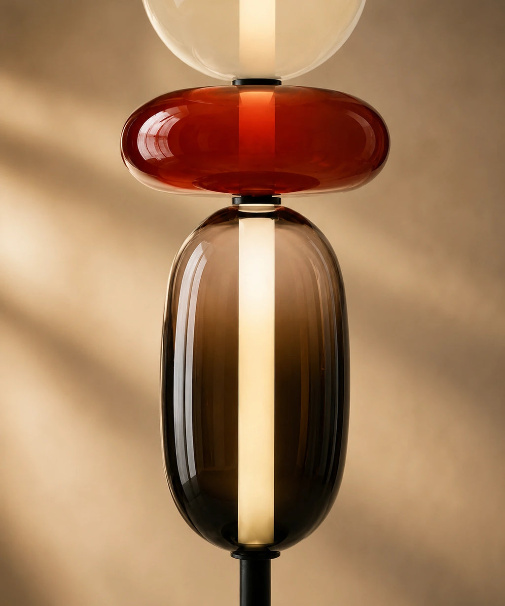 Gros plan sur la boule rouge et le globe fumé du lampadaire, tube LED visible