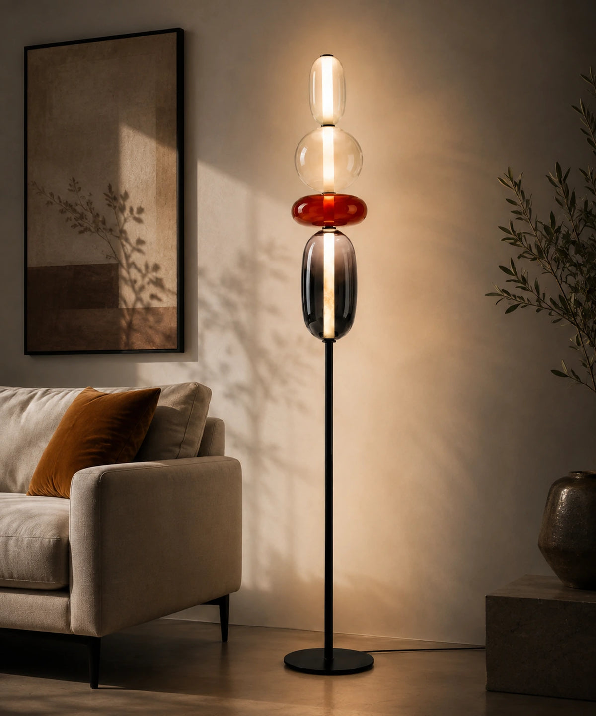 Lampadaire boules de verre accord rouge allumé à côté d’un canapé beige