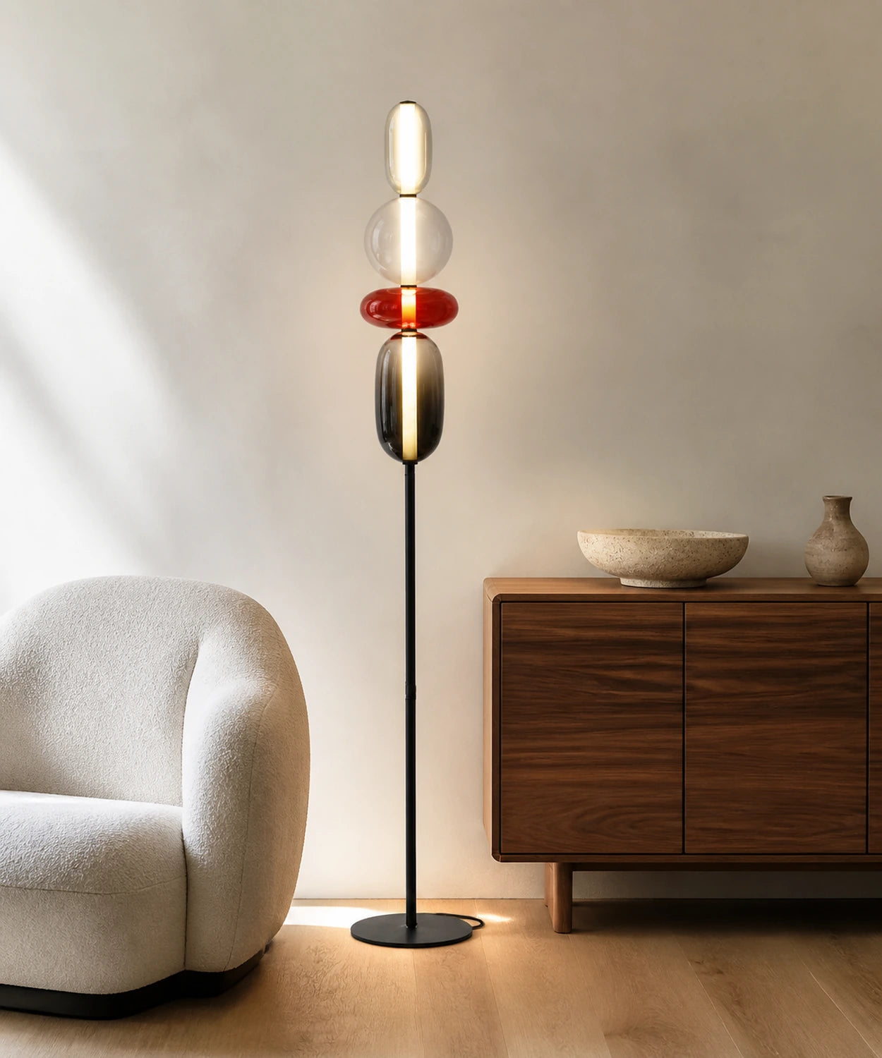 Lampadaire à quatre boules de verre teinté dans un intérieur clair, coloris rouge Image